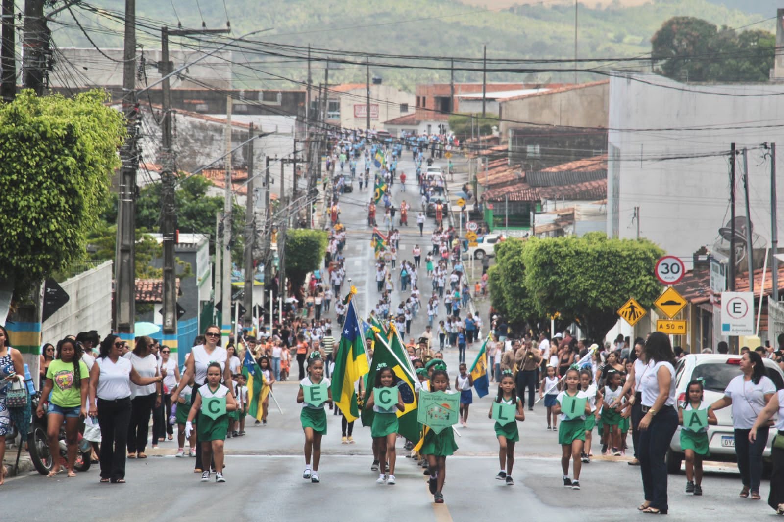 Alunos de Japaratuba celebram a Independência do Brasil caminhada