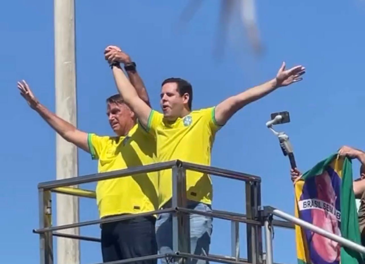 Rodrigo Valadares participa de ato histórico em Copacabana ao lado de