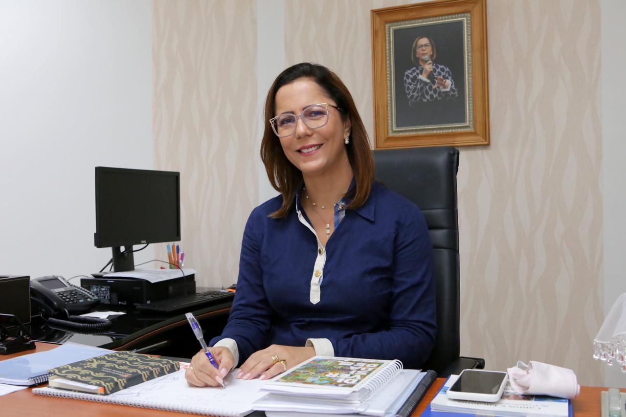 Na última segunda-feira, a deputada federal Delegada Katarina (PSD) liderou um seminário de grande relevância na Academia de Polícia de Sergipe. O evento teve como foco central a discussão do Projeto de Lei 1949/2007, que visa criar a Lei Orgânica da Polícia Civil em todo o território nacional. O Seminário atraiu atenção de todos os envolvidos, desde parlamentares a representantes da categoria policial, marcando um importante passo na direção da garantia de direitos e obrigações para a Polícia Civil. A iniciativa da deputada Delegada Katarina em liderar o evento tem como objetivo apresentar os principais aspectos da Lei Geral e, ao mesmo tempo, permitir a coleta de sugestões e sanar dúvidas de colegas da polícia em todo o Estado. A deputada enfatizou a importância de Sergipe sediar o seminário, colocando o estado à frente das discussões que, por sua vez, podem influenciar na formulação da legislação estadual. "Esta lei é um marco na carreira da polícia civil, proporcionando segurança jurídica e estabelecendo direitos e deveres para os policiais. Ela estabelece uma unidade, fornecendo diretrizes nacionais que irão guiar toda a categoria. É um sonho acalentado por todas as polícias civis do país", enfatizou a deputada. Cristiano Barreto, Secretário de Estado do Governo, representando o governador Fábio Mitidieri, parabenizou a iniciativa e destacou o compromisso do governo de Sergipe com a segurança pública, valorizando a categoria profissional como um todo. Ele ressaltou que, embora cada estado possua particularidades, agora terão diretrizes comuns que beneficiarão toda a categoria policial. Rodolfo Laterza, presidente da Associação dos Delegados de Polícia do Brasil (Adepol Brasil), foi um dos palestrantes e elogiou a habilidade da deputada Katarina em dialogar com a bancada, o que ele considerou crucial para a aprovação do Projeto de Lei. "Conversei com a deputada Katarina diversas vezes e sempre a encontrei tranquila e atenciosa em relação a esta pauta, uma defensora comprometida com as questões da Polícia Civil", enfatizou Laterza. O evento também contou com a participação do deputado Fábio Costa, relator do Projeto de Lei na Câmara dos Deputados. Segundo ele, o seminário representou uma oportunidade excelente para desvendar a Lei Geral, que aborda diversos aspectos organizacionais da instituição. Ele ressaltou que a legislação era esperada desde a Constituição de 1988, e que graças a um esforço conjunto, incluindo a contribuição significativa da Delegada Katarina, um consenso foi alcançado. O Seminário, realizado no auditório da Academia de Polícia de Sergipe, também contou com a presença de importantes figuras, como Adriano Bandeira, presidente da Confederação Brasileira de Policiais Civis (Cobrapol); Tony Brito, presidente da Federação Interestadual dos Policiais Civis do Nordeste (Feipol Nordeste); Thiago Leandro, delegado-geral de Sergipe; e o coronel Andrade, representando o secretário de Estado da Segurança Pública, João Eloy. Além disso, diversos delegados, agentes e escrivães da Polícia Civil também estiveram presentes no evento, demonstrando a unidade e o entusiasmo em relação à discussão da Lei Orgânica da Polícia Civil em todo o Brasil.