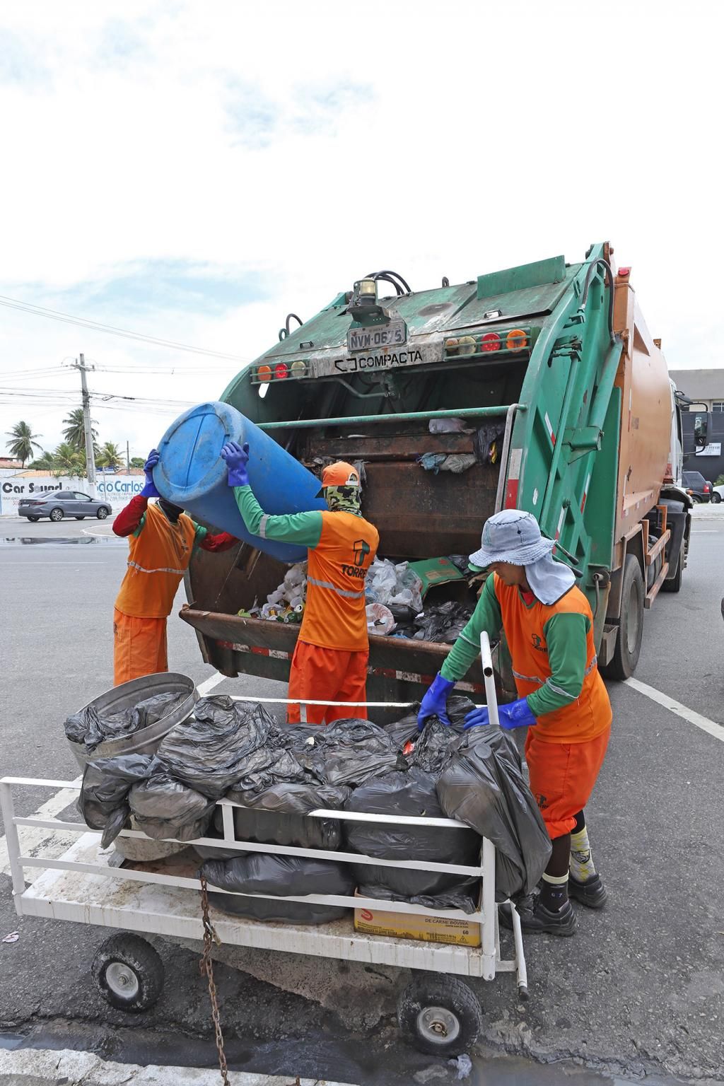 Equipes da Emsurb trabalham incansavelmente para regularizar a coleta do lixo domiciliar em Aracaju