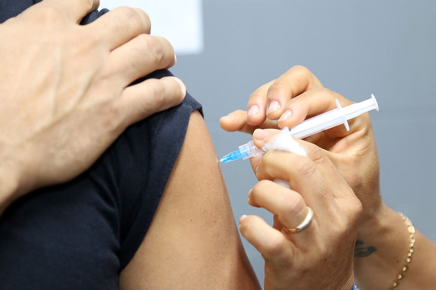 Prefeitura de Aracaju disponibiliza vacinas contra COVID-19 e influenza em shoppings da capital neste sábado