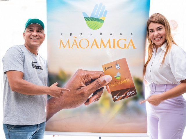 Programa Mão Amiga Laranja entrega cartões a beneficiários de 22 a