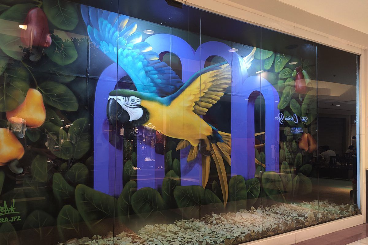 Painel com arcos da Atalaia, arara e cajus pintado pelo artista urbano Korea