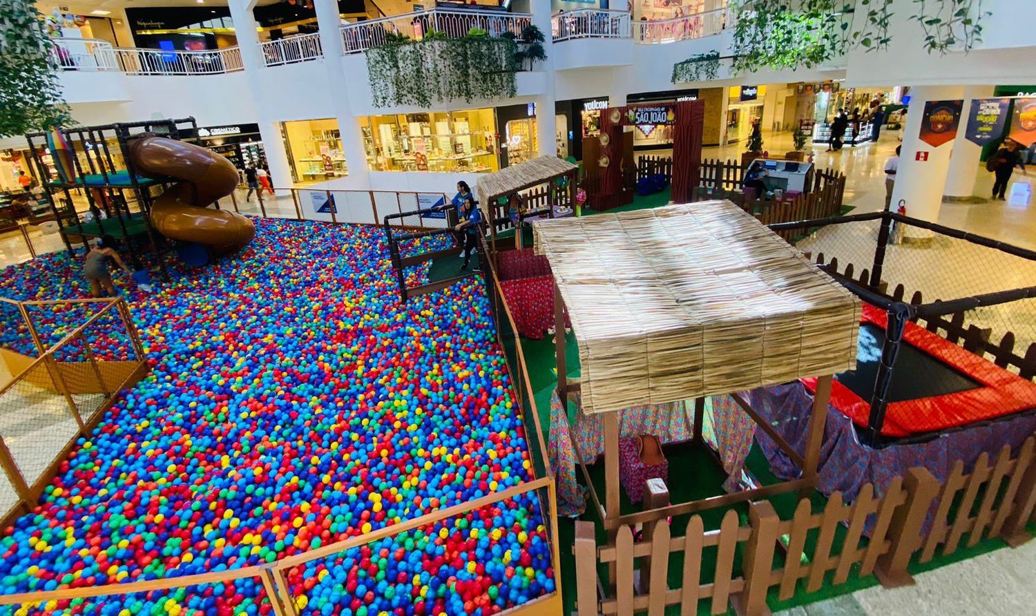 Foto da Vila Encantada com piscina gigante de bolinhas no RioMar Shopping em Aracaju