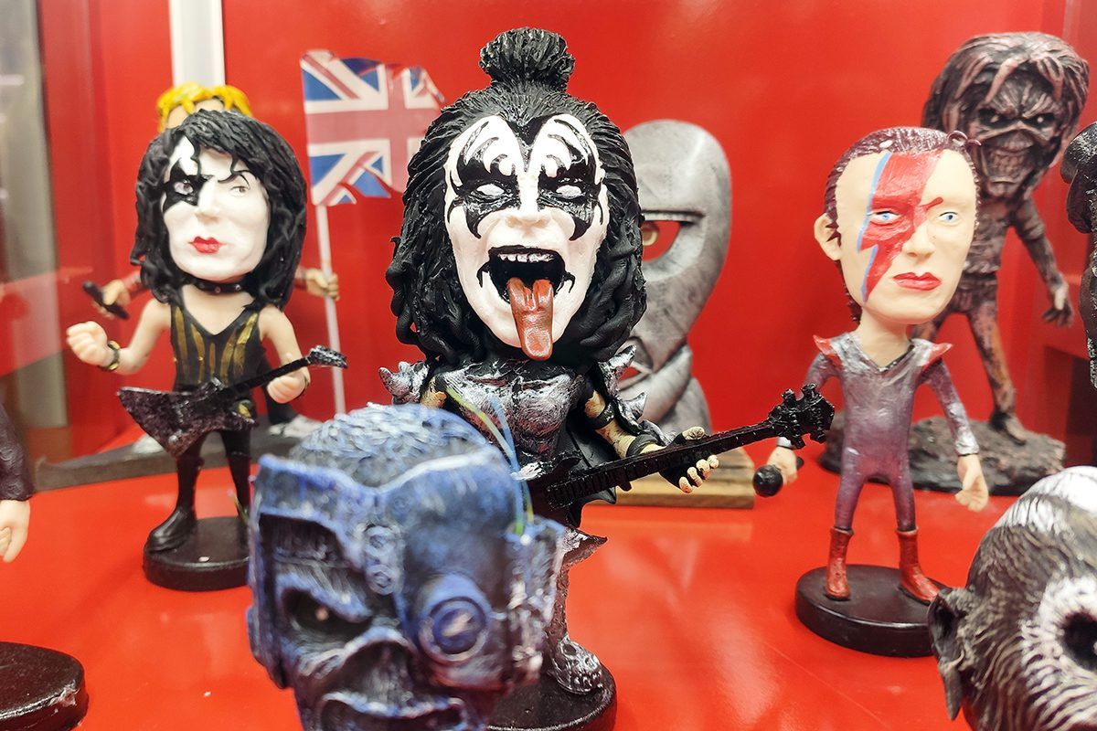 Imagem com bonecos dos integrantes da banda Kiss