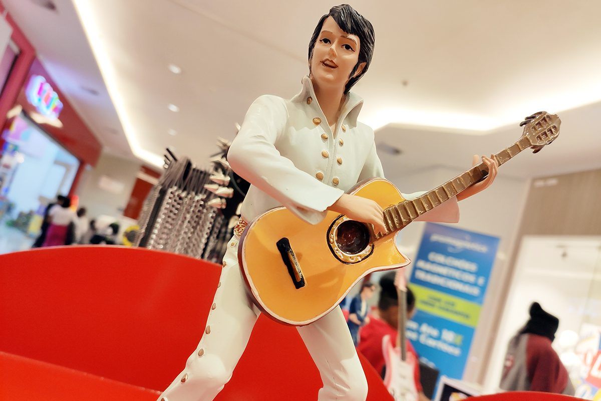 Imagem de boneco (action figure) de Elvis Presley em quiosque no Shopping Jardins