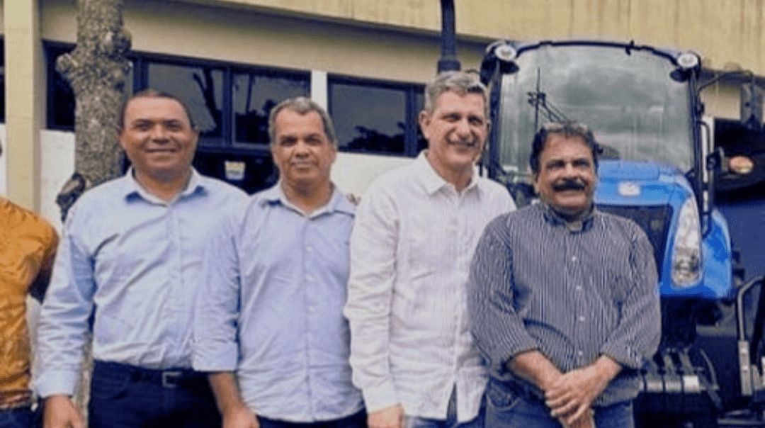 Associação vinculada a ex-prefeito de São Domingos que foi condenado e preso recebe trator via Rogério Carvalho