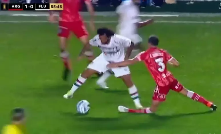 Marcelo, do Fluminense, quebra a perna do jogador do Argentinos Juniors na Libertadores