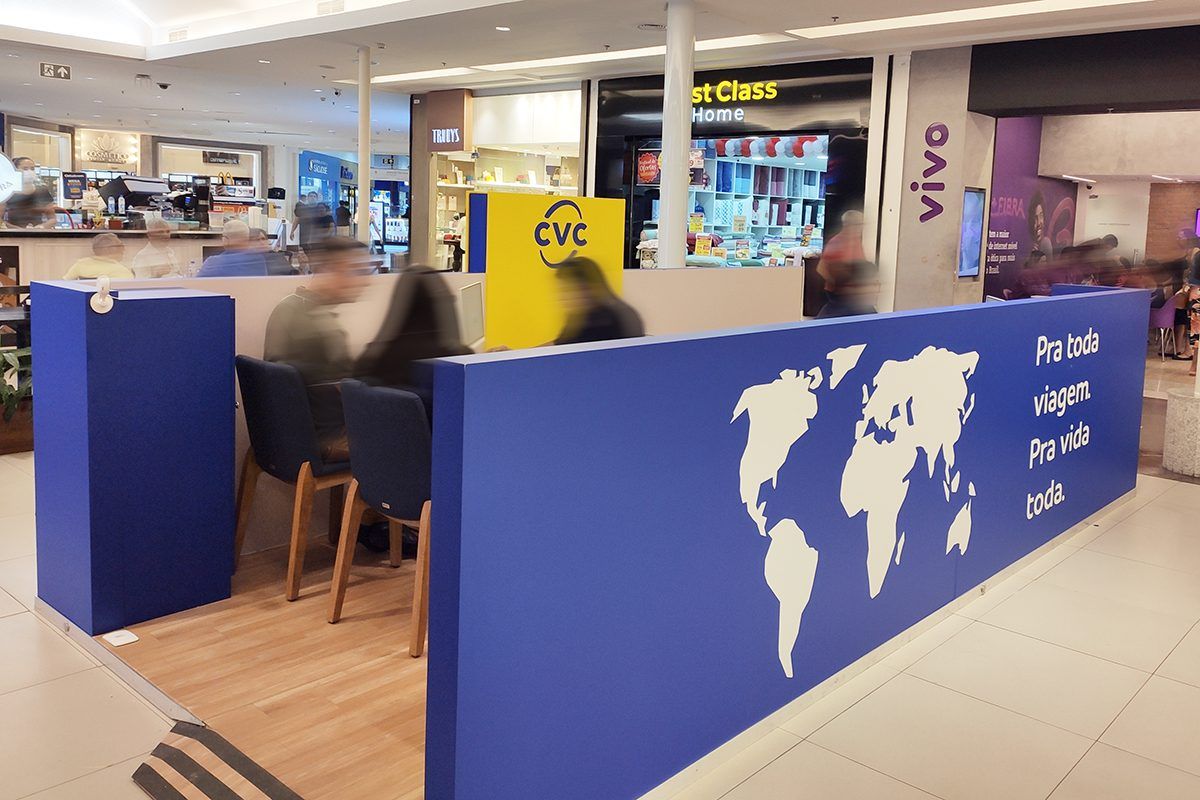 Imagem do primeiro quiosque de atendimento da operadora de turismo CVC, que fica no Shopping Jardins em Aracaju