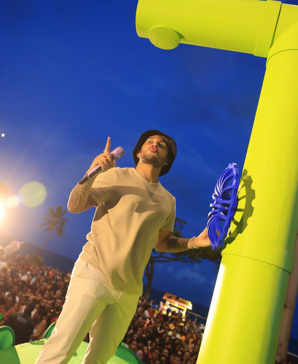 Imagem de Lucas Guimarães embaixo do chuveirão durante o evento Chuveiro ou Dinheiro realizado em Recife