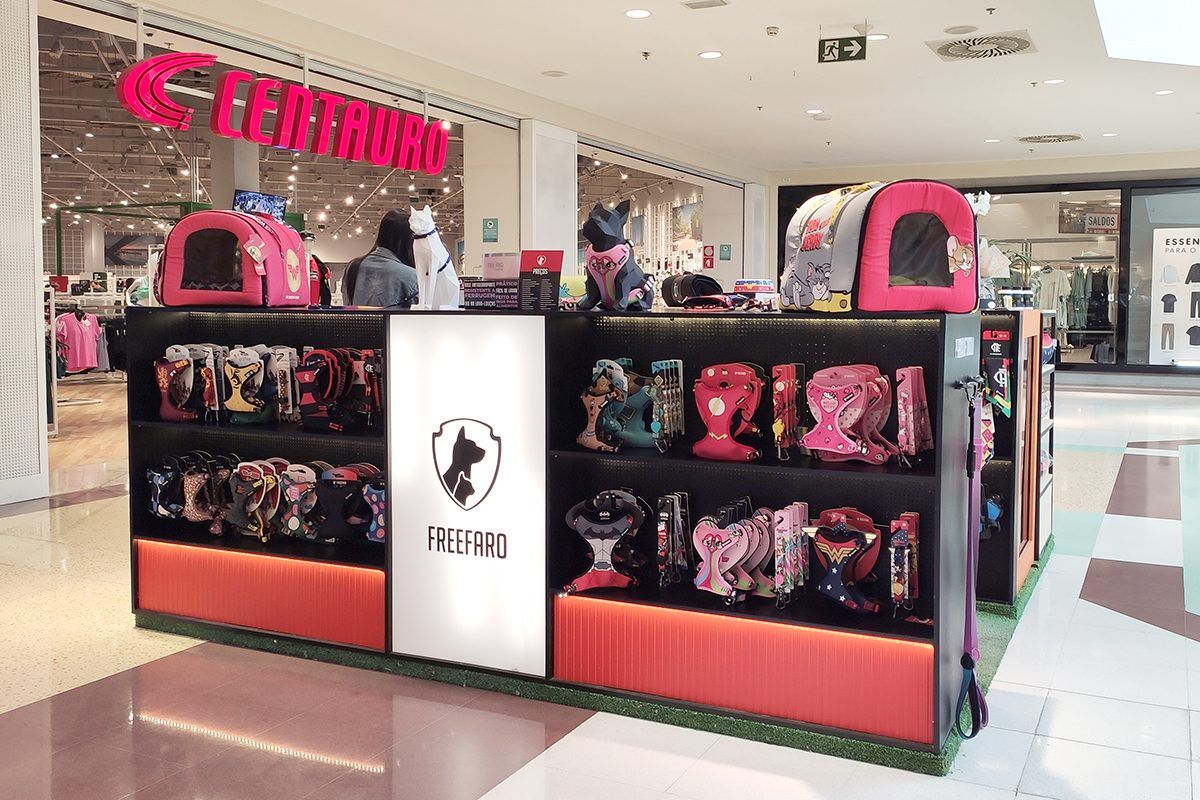 Imagem do quiosque da FreeFaro no Shopping Jardins com coleiras, guias, bolsa de transporte e outros produtos para pets