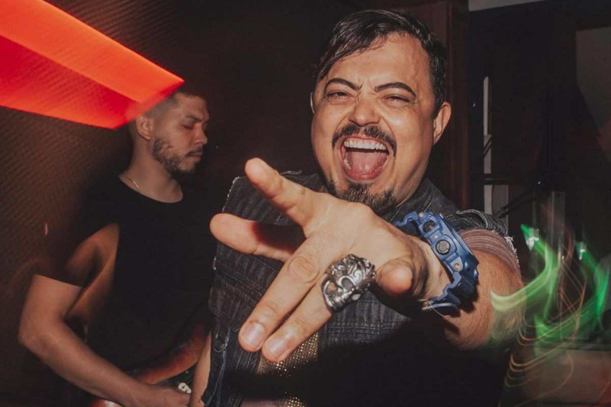 Imagem em close do vocalista da banda Mr.Skull sorrindo