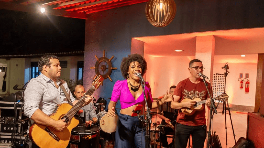 Entrevista com a Cantora Analuh Soares: Celebrando o Samba e Empoderando Mulheres na Música