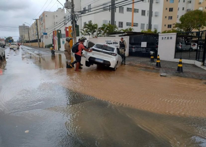 Carro cai em buraco após rompimento de tubulação em Aracaju