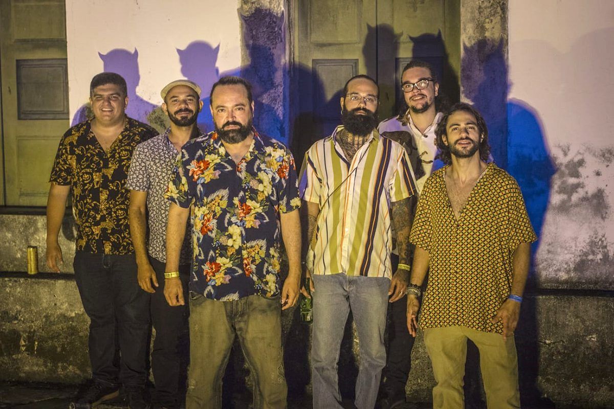 Fotos dos integrantes da Banda Naurêa em pé, grupo que se apresentará no Festival de Forró do Shopping Jardins, em comemoração ao Dia do Nordestino