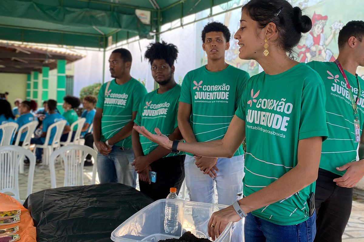 Imagem da oficina de horta urbana realizada no Conexão Juventude