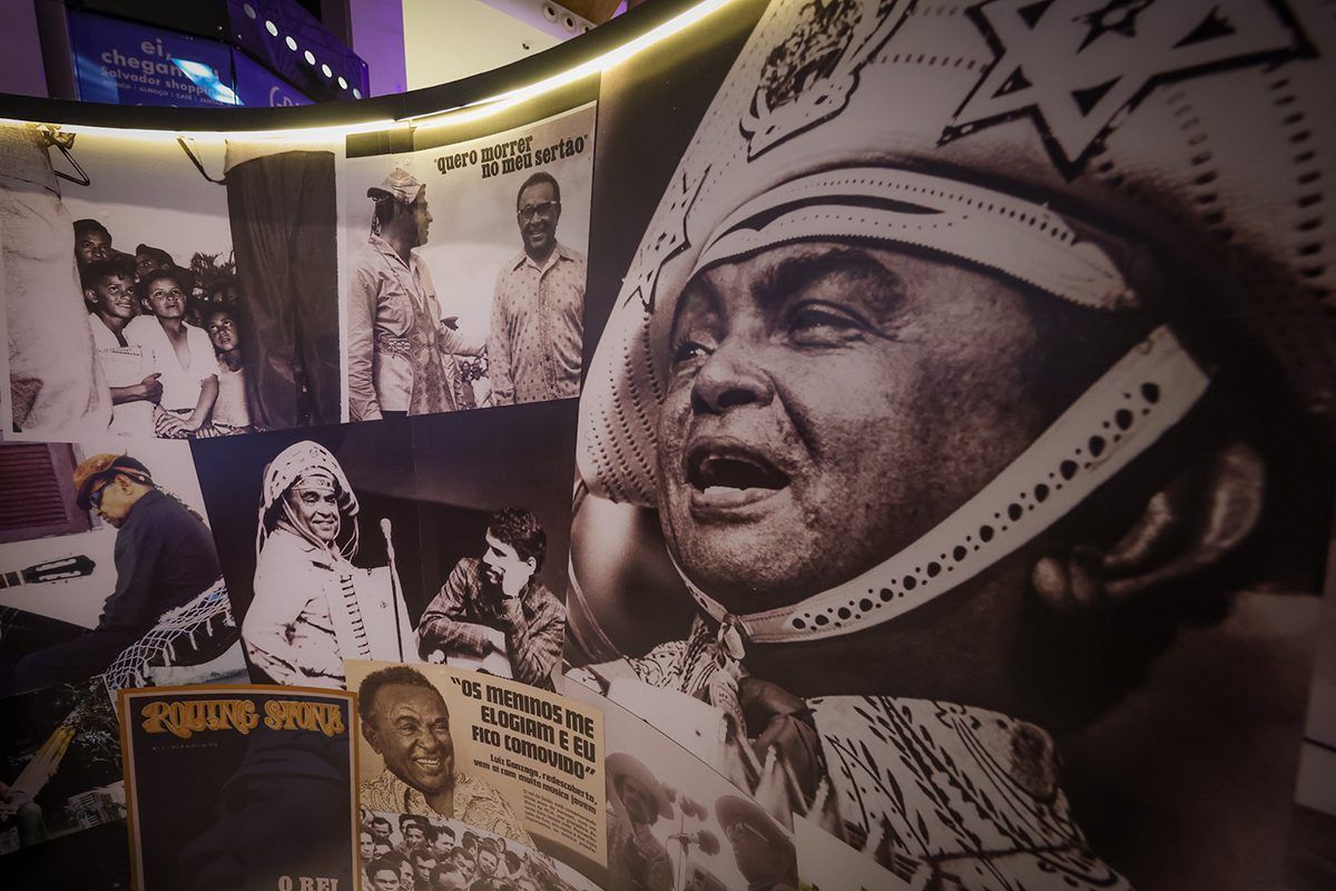 Imagem painel com fotos de Seu Lua da exposição Luiz Gonzaga - 110 Anos do Nascimento que chega a Aracaju