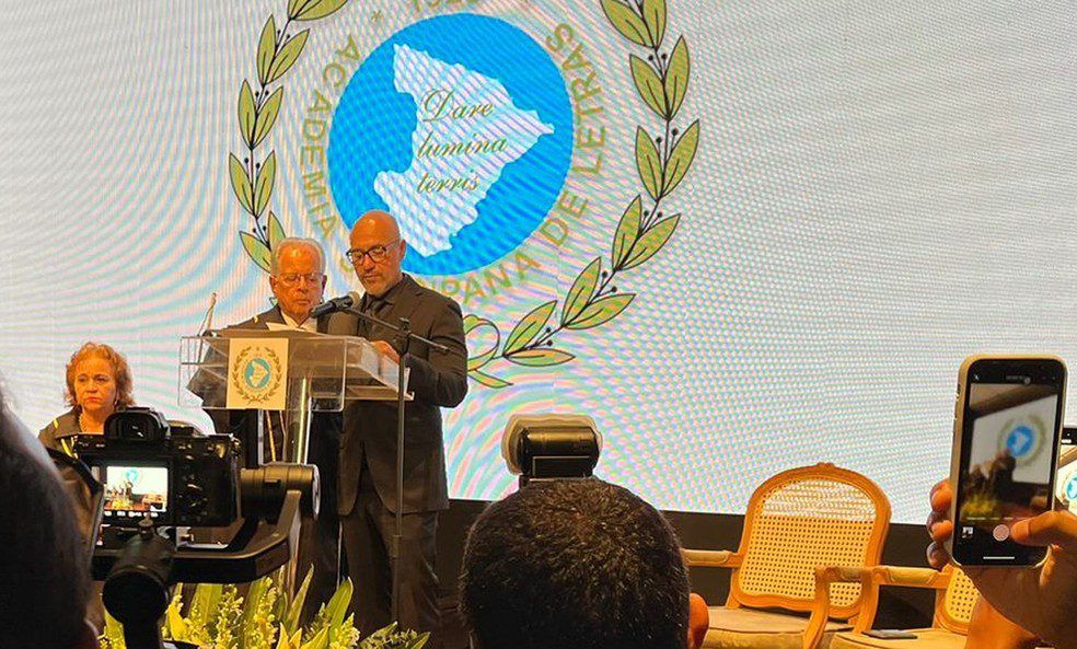 Ezio Déda assume a cadeira na Academia Sergipana de Letras