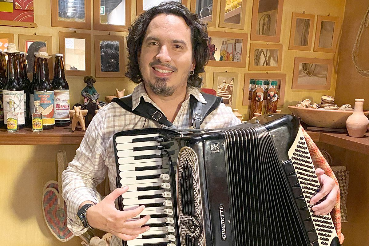 Imagem de Lucas Campelo tocando acordeão