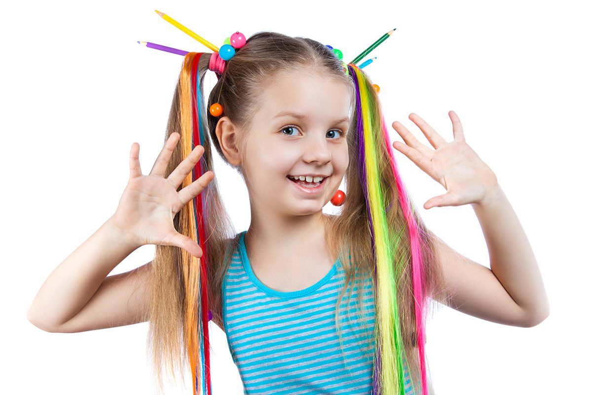 Imagem de menina com penteado maluco com cabelo colorido e lápis de cor