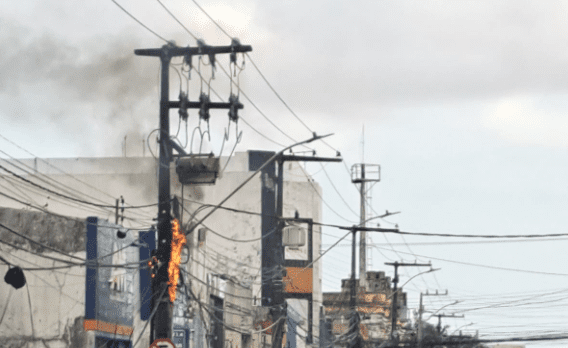 Poste de energia pega fogo no Centro de Aracaju