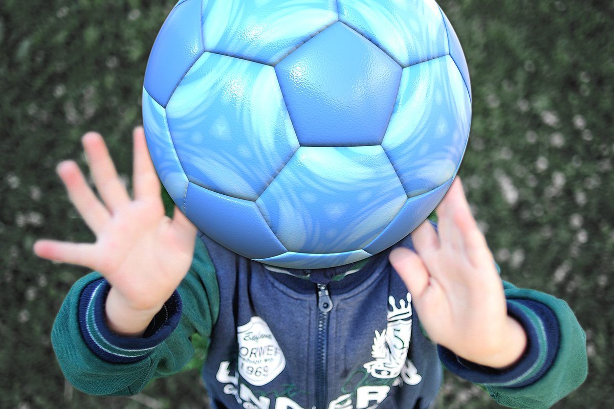 Imagem de menino brincando de bola