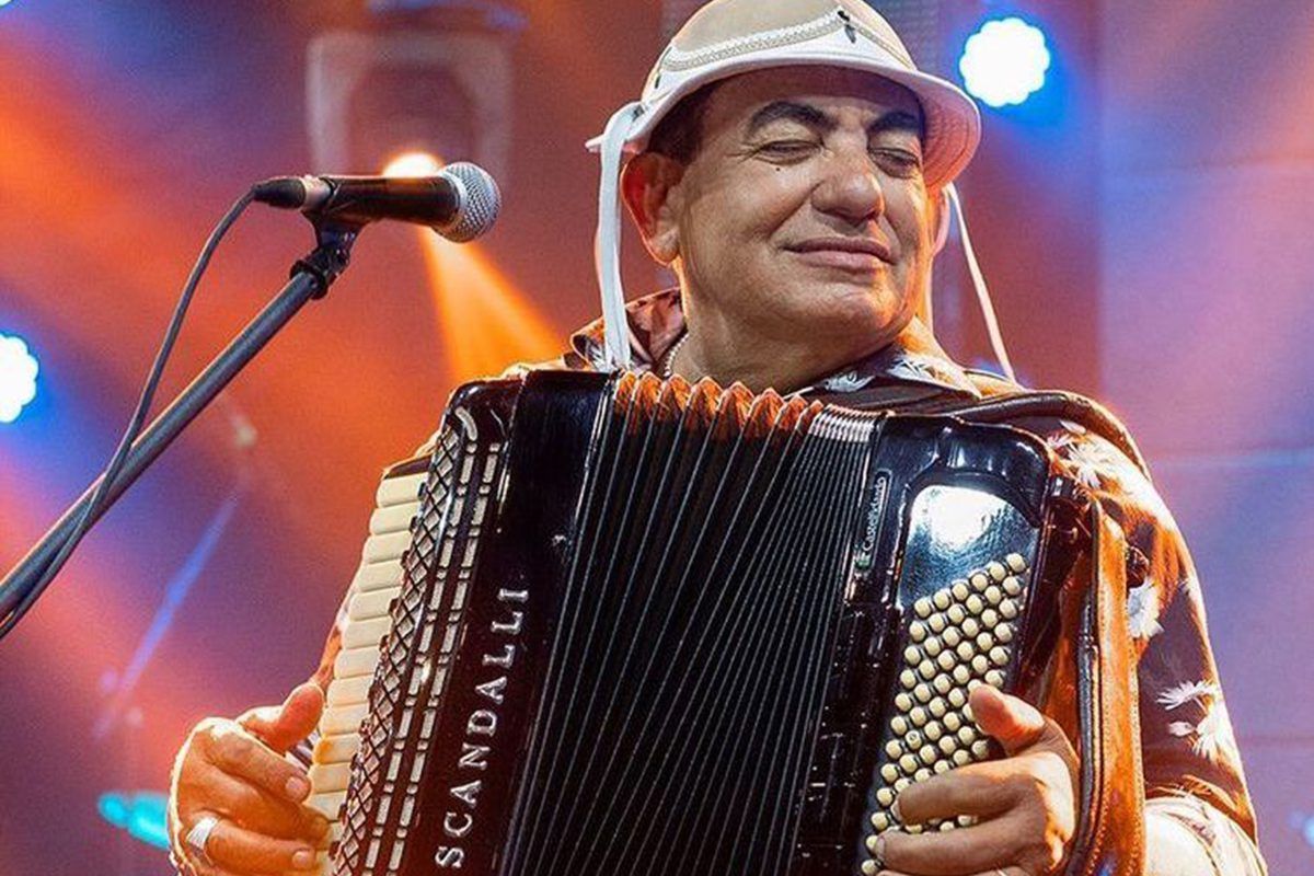 Imagem do músico Erivaldo de Carira com sanfona e cantando. O artista se apresentará no Dia do Nordestino no Shopping Jardins
