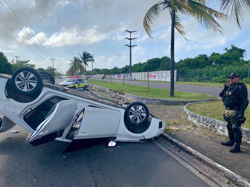 Motorista com sinais de embriaguês perde controle, capota veículo e bloqueia via em Aracaju