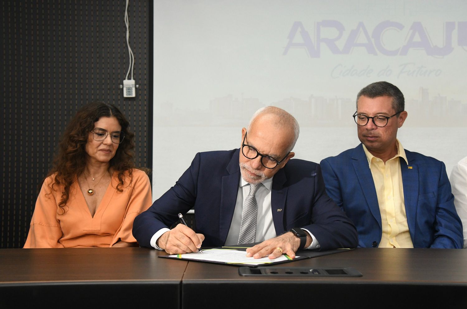 Prefeito Edvaldo autoriza licitações das primeiras obras do empréstimo de R$ 500 milhões