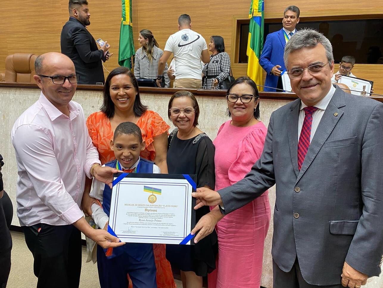 Deputado Luciano Pimentel entrega Medalha Flávio Primo para criança autista