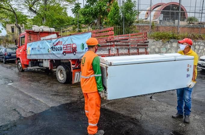 Emsurb realiza ações do Programa "Cata Treco" no Bairro 17 de Março na nesta segunda-feira, 29