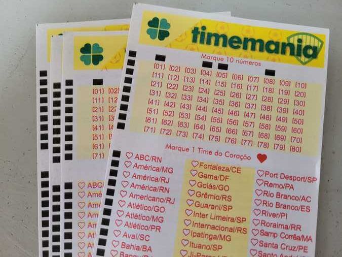A Timemania, uma das modalidades de loteria mais populares do Brasil, está com um prêmio acumulado de R$ 16,5 milhões no concurso de número 2.000, marcado para acontecer nesta terça-feira (10). O sorteio será realizado a partir das 20h, no Espaço da Sorte, situado na Avenida Paulista, nº 750, em São Paulo (SP), com transmissão ao vivo pelas redes sociais das Loterias CAIXA no Facebook e canal da CAIXA no YouTube. Como concorrer ao prêmio milionário? A Timemania é uma modalidade de loteria que oferece aos apostadores a oportunidade de escolher dez dezenas dentre um conjunto de 80 números e um "Time do Coração" dentre 80 times de futebol. No sorteio, são extraídas sete dezenas e um Time do Coração. Os apostadores são premiados se acertarem de três a sete números ou se o Time do Coração sorteado coincidir com o escolhido na aposta. Para participar, basta adquirir um bilhete da Timemania por R$ 3,50 em uma casa lotérica credenciada ou pelo site oficial das Loterias CAIXA. A aposta mínima permite selecionar as dez dezenas e um Time do Coração. O que fazer com o prêmio? Caso apenas um apostador acerte todas as dezenas sorteadas e decida aplicar o prêmio na Poupança da CAIXA, receberá R$ 101,2 mil de rendimento já no primeiro mês. Essa opção é uma escolha segura e conservadora para quem deseja ver seu dinheiro render. Por outro lado, para aqueles que preferem investir em bens imóveis, o prêmio de R$ 16,5 milhões permitirá a aquisição de até 55 imóveis no valor de até R$ 300 mil cada. Investir em imóveis pode ser uma alternativa interessante para diversificar os ganhos e ter um patrimônio sólido a longo prazo.