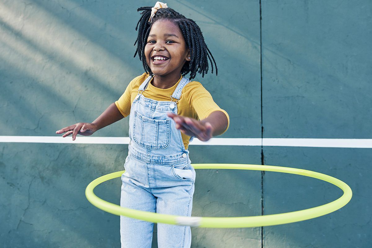 Imagem de criança brincando com bambolê, uma das atividades do UniduniDay