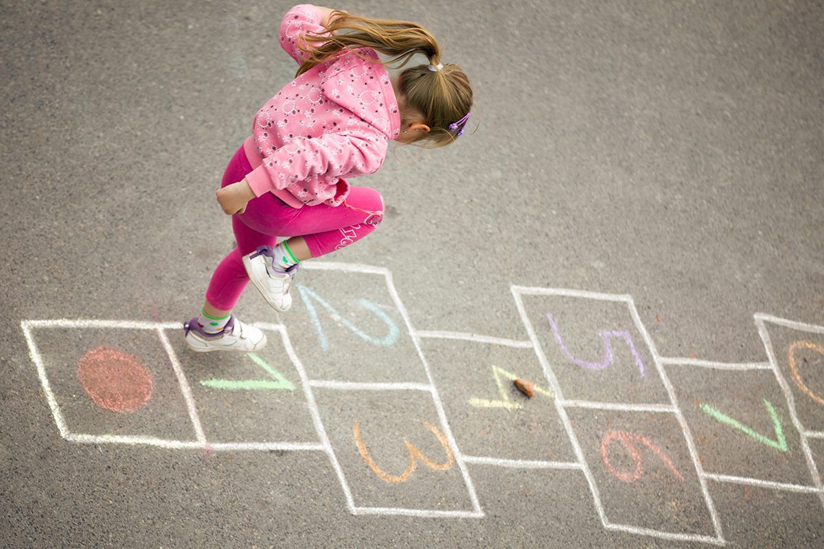 Imagem de menina brincando de amarelinha, uma das atividades do UniduniDay