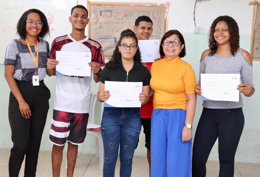 Prefeitura de Socorro e SENAC entregam certificados de curso de Técnicas de Barbeiro no Programa Travessia de Vidas