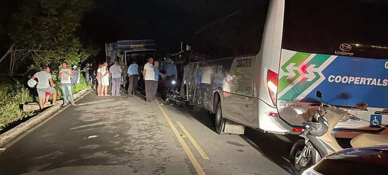 Engavetamento envolvendo seis veículos deixa condutores feridos na Rodovia SE-464, em São Cristóvão