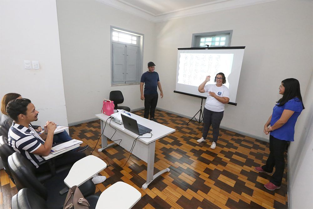 Prefeitura de Aracaju capacita servidores em libras para promover a inclusão de surdos
