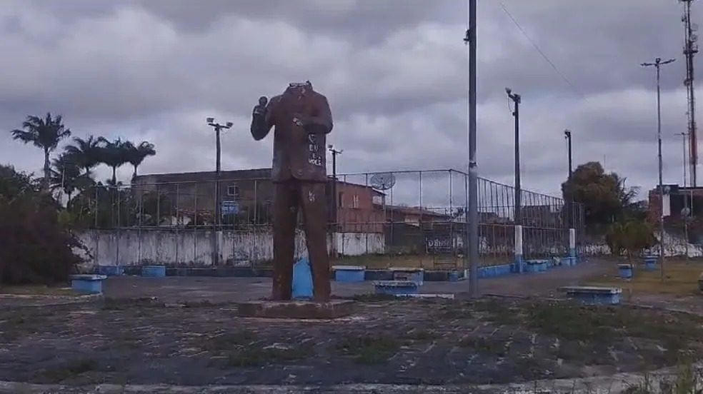 Vandalismo em Boquim: Estátua do Deputado Joaldo Barbosa tem a cabeça arrancadaVandalismo em Boquim: Estátua do Deputado Joaldo Barbosa tem a cabeça arrancadaVandalismo em Boquim: Estátua do Deputado Joaldo Barbosa tem a cabeça arrancada