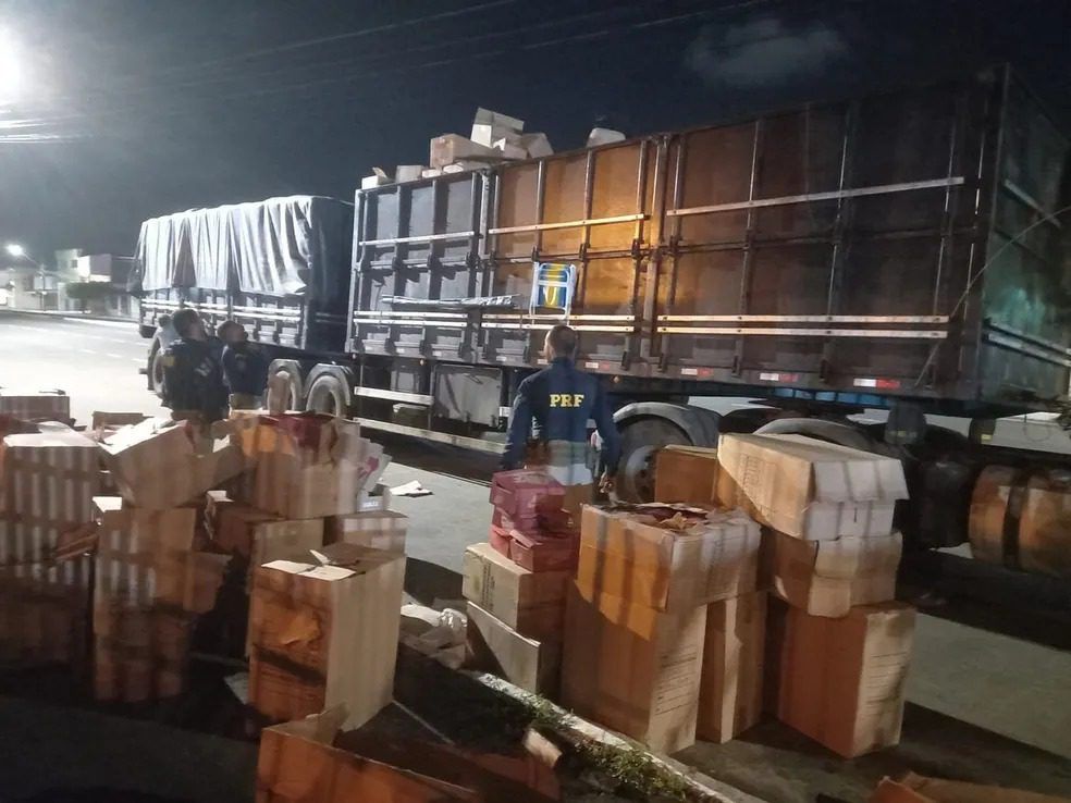 Polícia apreende quase 800 Pares de tênis falsificados na BR-101, em Estância