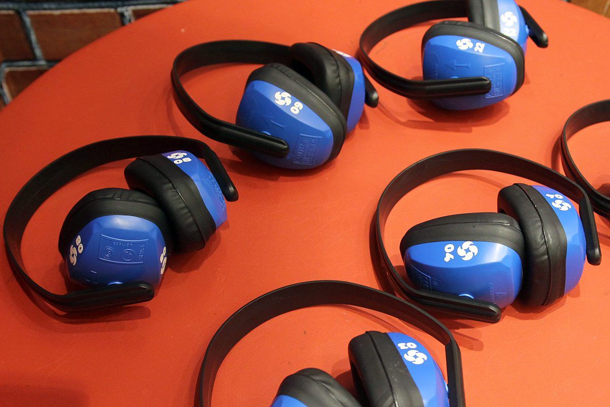 Imagem de abafadores de som disponíveis no Shopping Jardins para empréstimo gratuito a pessoas neurodiversas