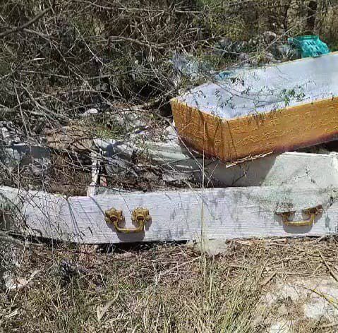 Três caixões abertos são abandonados em via pública no interior sergipano