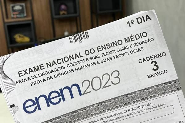 Alunos da rede estadual de ensino com melhores resultados no Enem 2023 receberam premiação do Banese