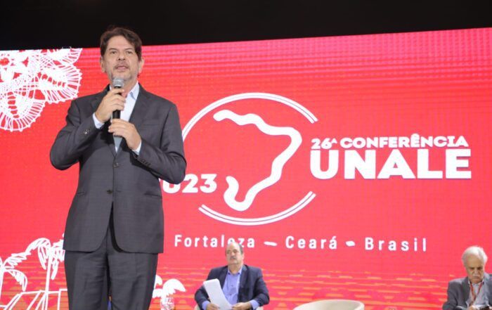 Senador Cid Gomes faz palestra para deputados