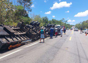 Caminhão tomba na BR-235 e deixa passageiro em estado crítico