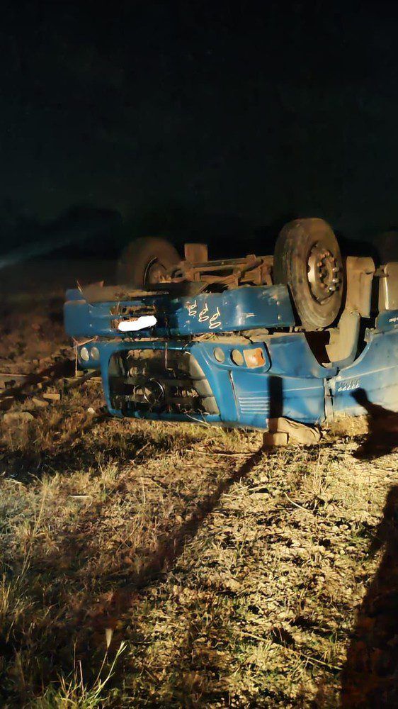 Motorista morro após perder controle de caminhão e capotar na SE-170, em Tobias Barreto