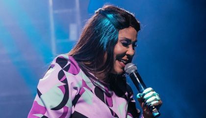 Silvânia Aquino, vocalista do Calcinha Preta, mostra os seios durante show