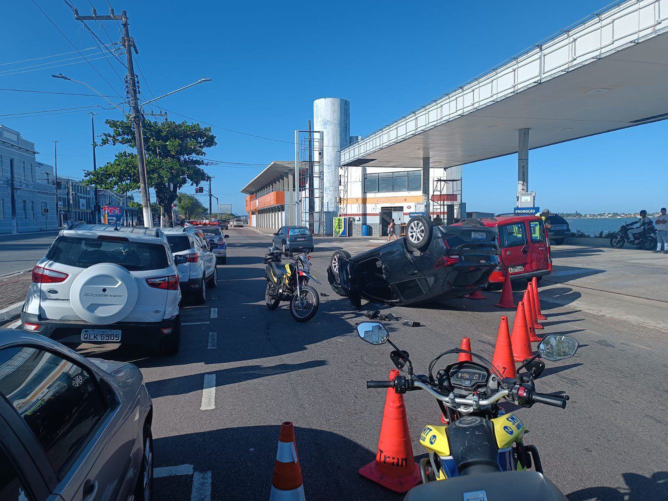 Veículo capota e causa congestionamento na Avenida Rio Branco, em Aracaju