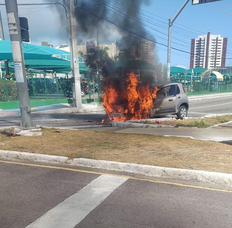 Carro pega fogo em frente ao shopping Jardins