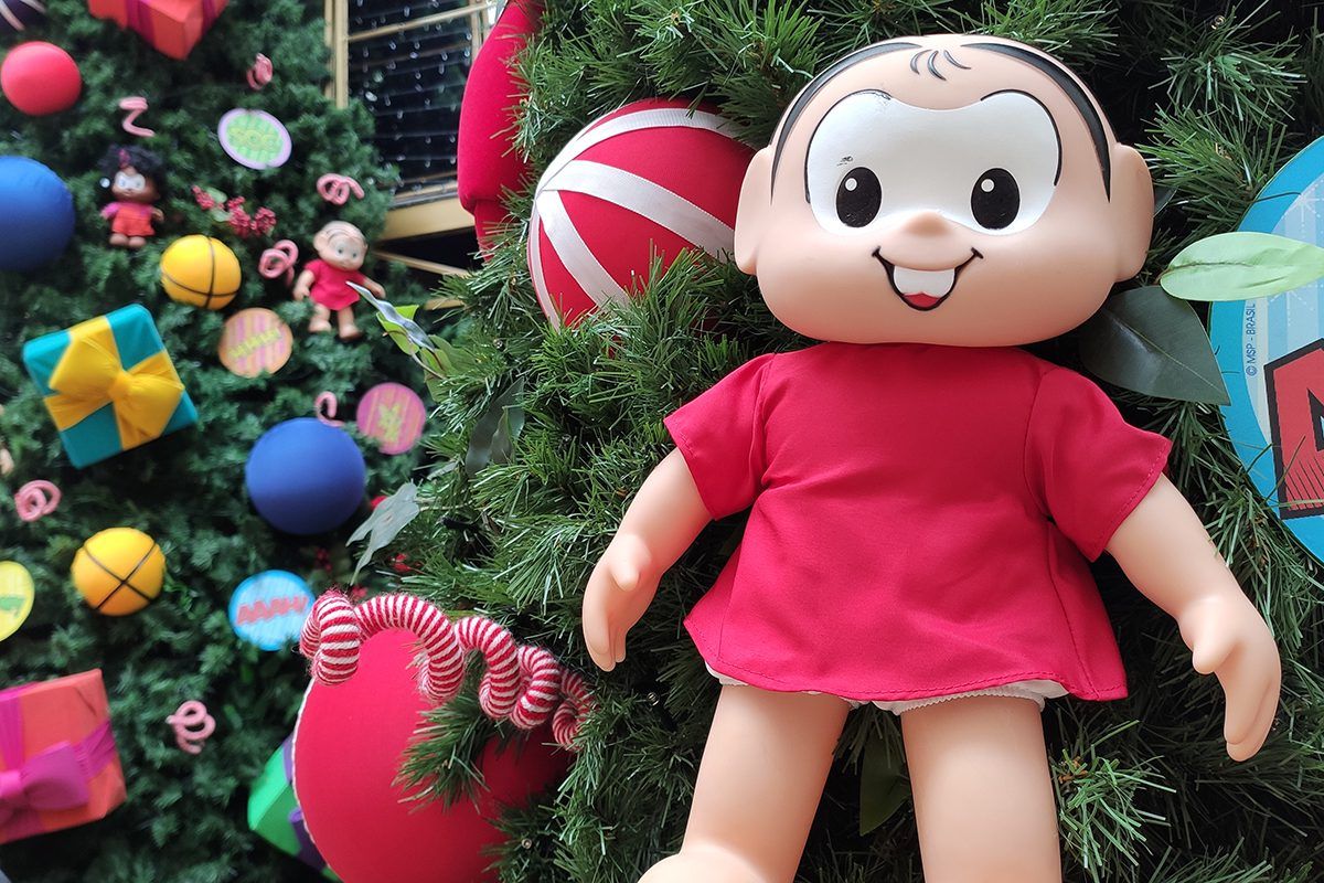 Imagem de árvore de Natal com boneca da Mônica no Shopping Jardins