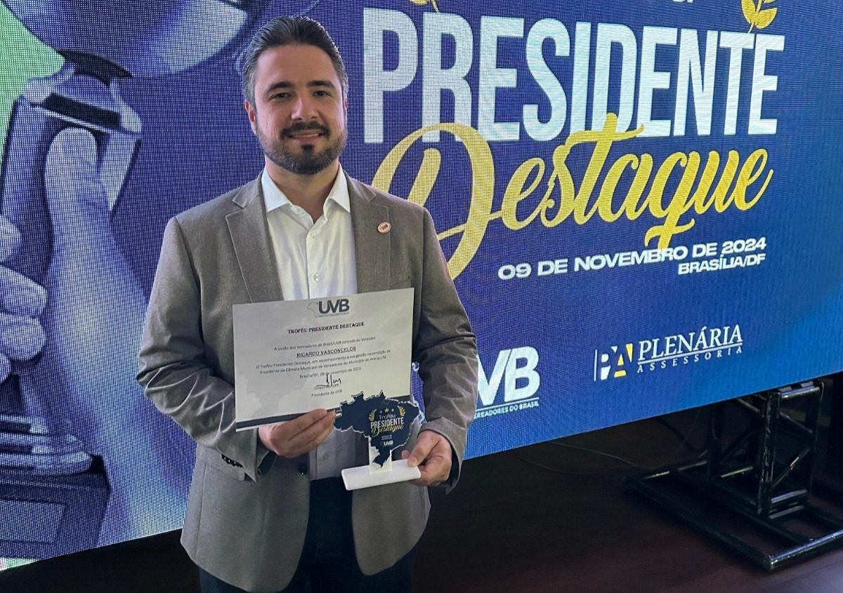 Ricardo Vasconcelos recebe troféu Presidente Destaque 2023 da UVB durante Congresso em Brasília